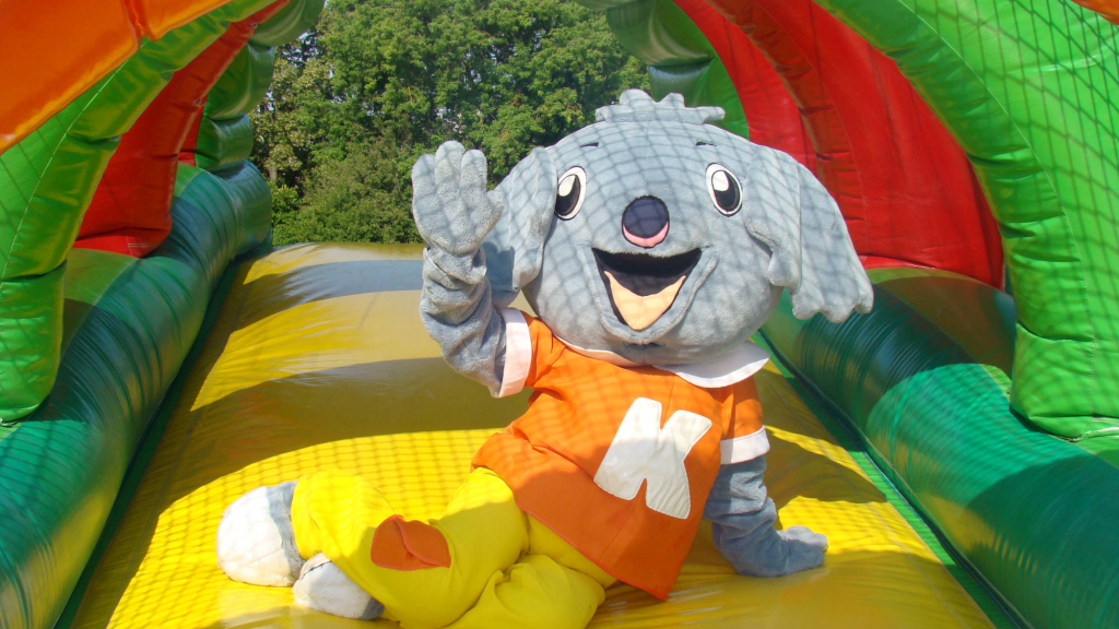 Takka Luba auf der Wasserrutsche