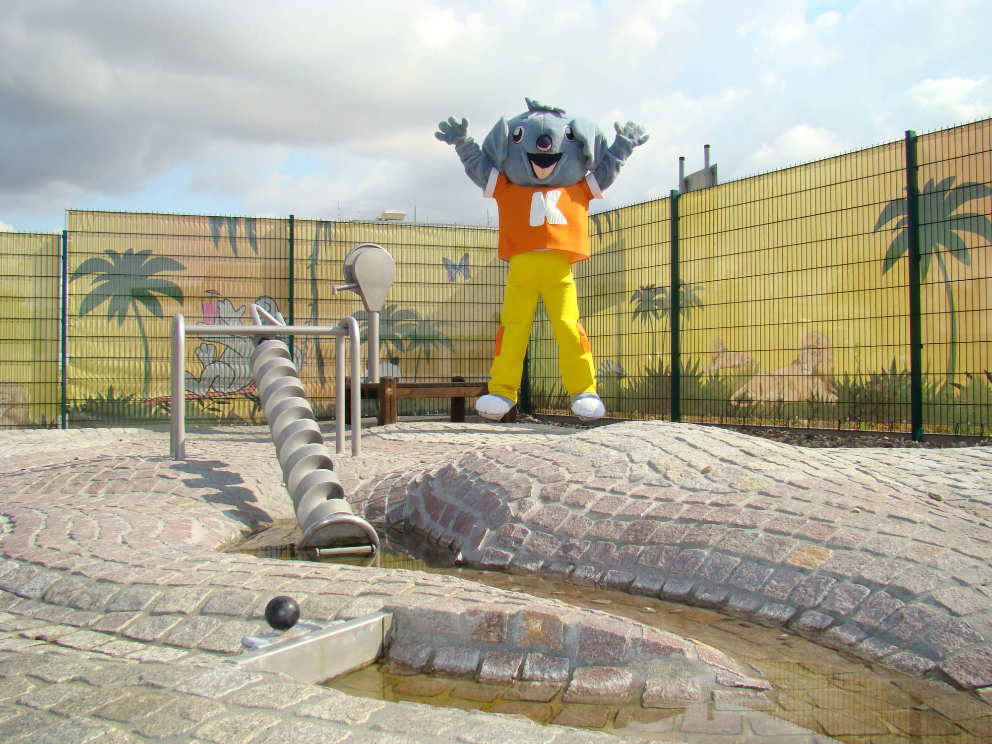 Der Takka Luba am Wasserspielplatz im Aussenbereich