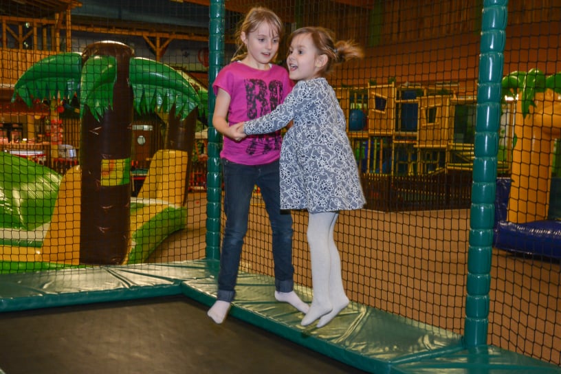 2 Mädchen auf dem Trampolin