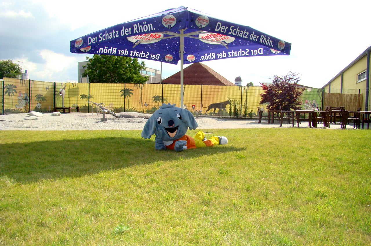 Der Takkka Luba liegt unter einem Sonnenschirm