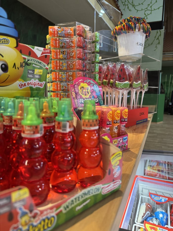 Süsses und Getränke an der Theke