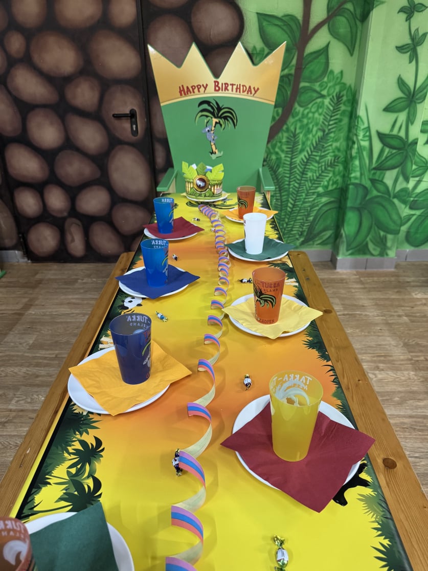 Ein Gedeckter Geburtstagstisch im Takka Tukka