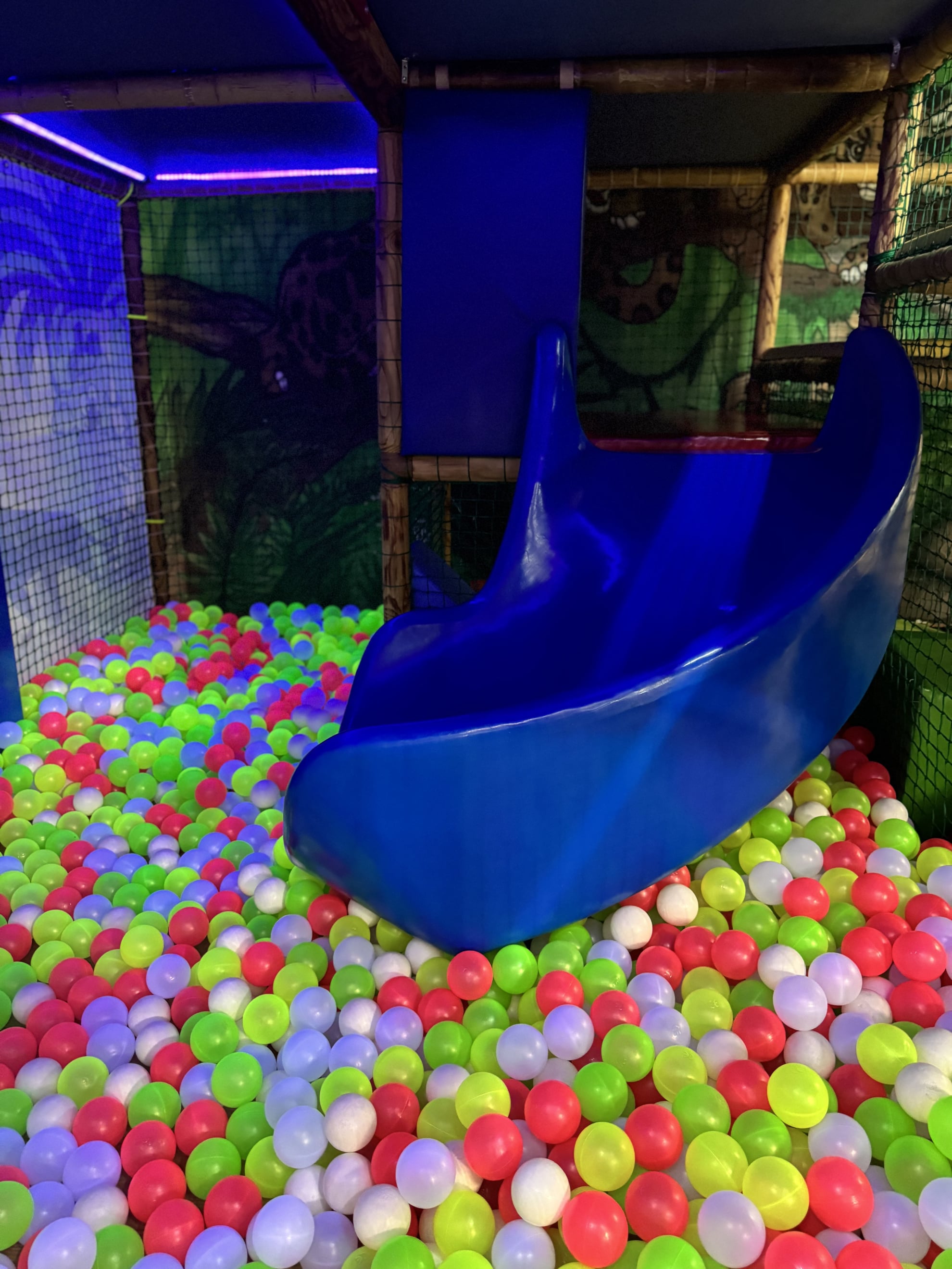 Bällebad mit Rutsche