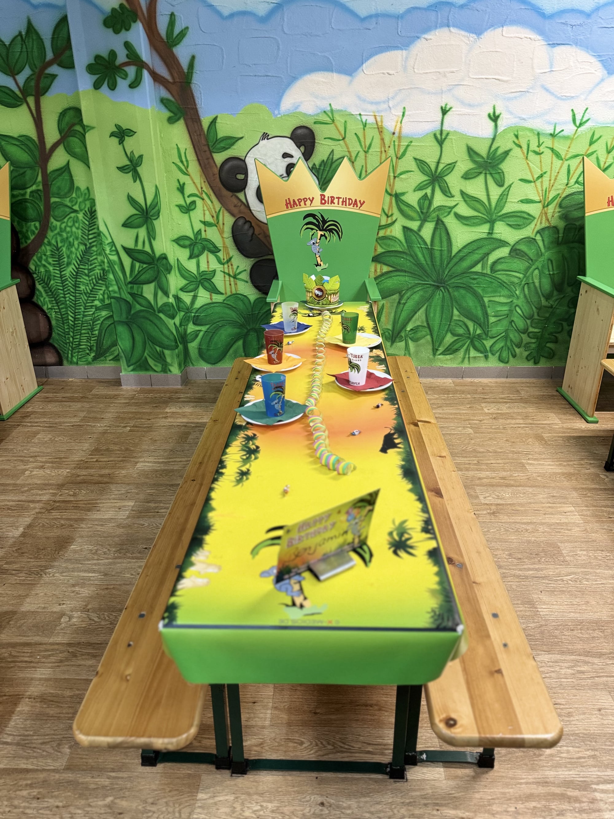 Gedeckter Geburtstagstisch im Takka Tukka